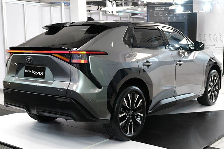 Ở phiên bản Long Range AWD, Toyota sử dụng hệ dẫn động hai mô-tơ điện với tổng công suất 343 mã lực. Mẫu xe này hỗ trợ hệ dẫn động bốn bánh toàn thời gian X-MODE, có khả năng tăng tốc từ 0 đến 100 km/h chỉ trong 5,1 giây. Quãng đường di chuyển đạt 570 km theo chuẩn NEDC hoặc 481 km theo chuẩn WLTP.