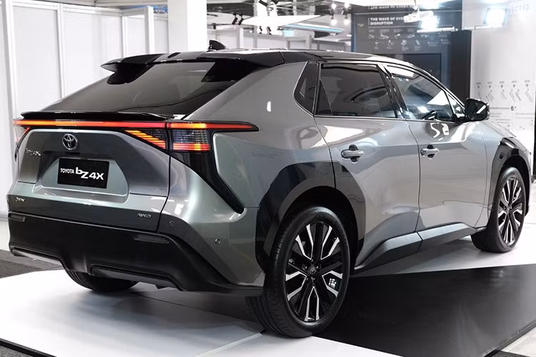 Ở phiên bản Long Range AWD, Toyota sử dụng hệ dẫn động hai mô-tơ điện với tổng công suất 343 mã lực. Mẫu xe này hỗ trợ hệ dẫn động bốn bánh toàn thời gian X-MODE, có khả năng tăng tốc từ 0 đến 100 km/h chỉ trong 5,1 giây. Quãng đường di chuyển đạt 570 km theo chuẩn NEDC hoặc 481 km theo chuẩn WLTP.