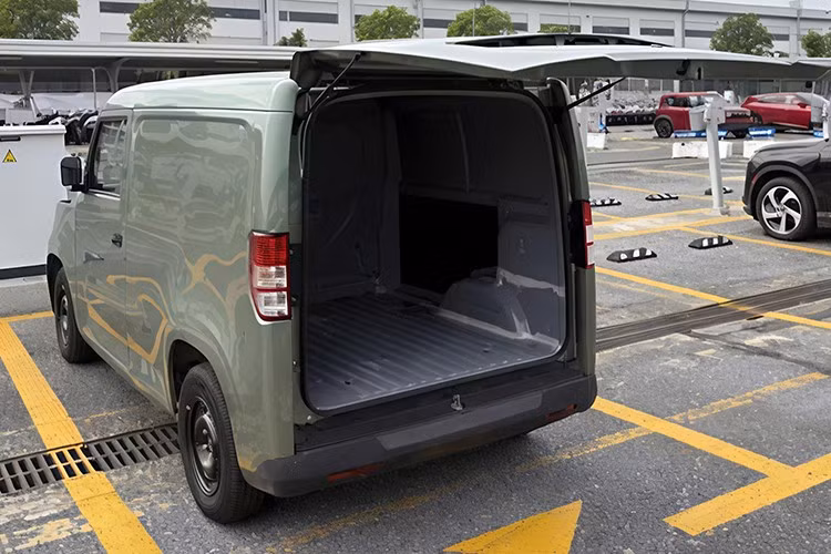 Qua những bức ảnh lan truyền, có thể thấy VinFast EC Van sở hữu khoang lái được thiết kế tối giản đúng chất xe thương mại. Cabin sử dụng vật liệu cơ bản, ghế nỉ, không có thảm sàn, ốp cửa trơn và không xuất hiện yên ngựa ở giữa xe.