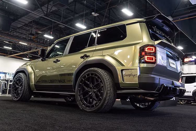 Phần đầu xe được Liberty Walk thiết kế lại hoàn toàn với cản trước mới, hốc gió cỡ lớn và dải đèn LED định vị mang phong cách thể thao. Nắp ca-pô cũng được bổ sung các chi tiết trang trí giúp tăng vẻ mạnh mẽ cho tổng thể.