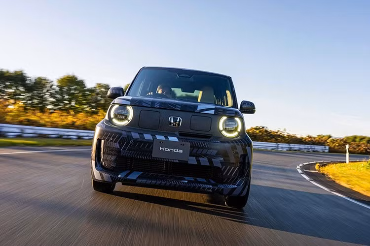 Với khung gầm hybrid nhẹ và linh hoạt, hệ truyền động mạnh mẽ và mẫu xe điện đô thị giàu cá tính, hãng xe Nhật đang định hình lại tương lai của phương tiện điện hóa theo cách rất riêng – vẫn giữ được niềm vui cầm lái, dù là xe xăng, hybrid hay điện hoàn toàn.