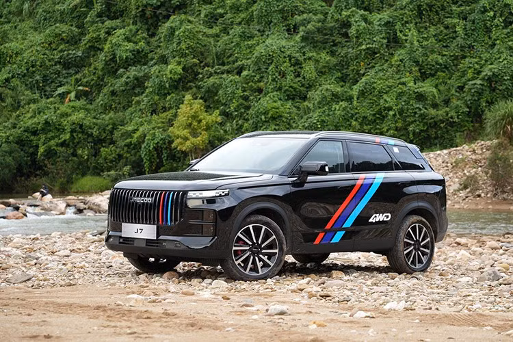 Cụ thể Việt Nam, Honda CR-V AWD hiện có giá 1,25 tỷ đồng trong khi con số tương ứng của Mazda CX-5 2.5L Signature dao động từ 959 - 979 triệu đồng, Kia Sportage 1.6 Turbo Signature AWD là 994 triệu và Hyundai Tucson 1.6 Turbo là 979 triệu đồng.