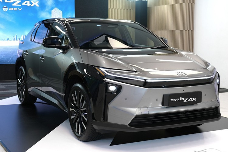 Toyota bZ 2026 chính thức ra mắt, tiếp nối dòng bZ4X trong chiến lược điện hóa của hãng xe Nhật Bản. Vừa ra mắt tại thị trường Đông Nam Á, cụ thể là Thái Lan, Toyota bZ4X 2026 nâng cấp sẽ có hai phiên bản gồm Long Range FWD và Long Range AWD.