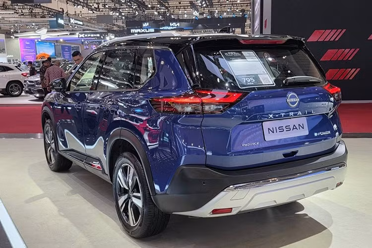 Về mặt an toàn, X-Trail T33 được Nissan trang bị gói công nghệ Safety Shield 360 với hàng loạt tính năng tiên tiến như cảnh báo va chạm phía trước, phanh khẩn cấp tự động, cảnh báo người đi bộ, giám sát điểm mù, hỗ trợ giữ làn, điều khiển hành trình thông minh và camera 360 độ. Xe còn có hệ thống lái bán tự động ProPILOT Assist, giúp nâng cao trải nghiệm lái xe trong đô thị và trên đường cao tốc.