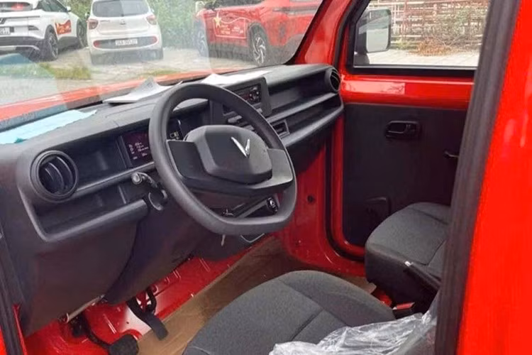 Vô-lăng xe tải điện VinFast EC Van 2026 thiết kế hai chấu giống hệt loại trên VinFast VF3, đi kèm cần số dạng cần gạt, cho thấy hai mẫu xe có thể dùng chung hệ thống đánh lái và nhiều linh kiện nội thất khác.
