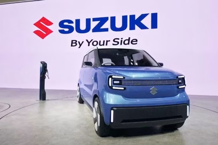 Ở khu vực đầu xe, Suzuki Vision e-Sky sở hữu dải đèn LED thời trang với thiết kế đa điểm nằm vắt ngang phía trên logo hãng. Bên cạnh đó là cụm đèn pha chính cùng dải đèn LED định vị ban ngày hình chữ C. Ngoài ra, mẫu xe concept này còn được trang bị cột C dày với thiết kế độc đáo, tay nắm cửa ẩn, gương chiếu hậu khí động lực học và cánh gió sau mượt mà, tích hợp đèn phanh LED. Thân xe tạo cảm giác vững chãi với phần đầu và đuôi phẳng.