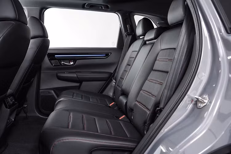 Honda cũng mang đến một lựa chọn màu ngoại thất mới – xám ngọc trai Urban Grey – dành riêng cho hai phiên bản RS. Riêng bản e:HEV RS có nhiều thay đổi về thiết kế nhằm tăng tính thể thao như cản trước và sau màu đen, ốp hông cùng tay nắm cửa đồng bộ tông màu tối.