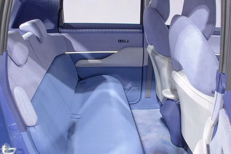 Tiếp theo là dải đèn LED chạy khắp khoang lái, tạo cảm giác liền mạch và ôm lấy hành khách bên trong xe. Cần số của xe được đặt bên dưới cửa gió điều hòa trên mặt táp-lô, giúp thao tác chuyển giữa các chế độ P, R, N và D trở nên dễ dàng hơn.