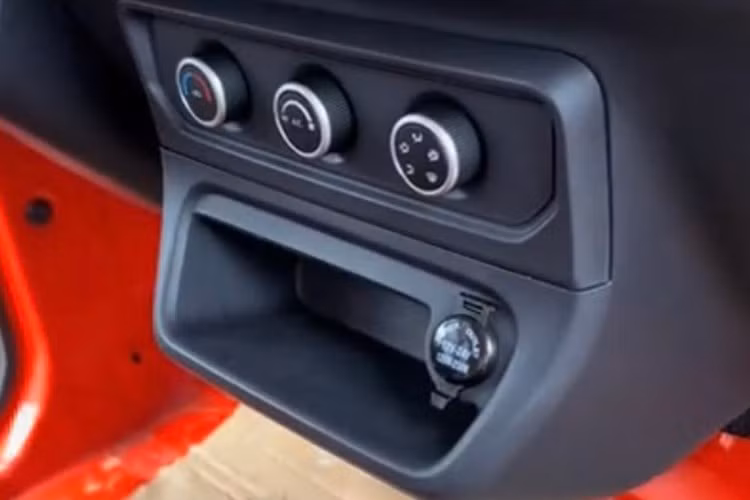 Một điểm đáng chú ý là phần ốp cửa đã loại bỏ tay quay nâng hạ kính, thay bằng kính chỉnh điện. Hai nút bấm có biểu tượng cửa sổ trên dãy phím chức năng dưới đầu radio xác nhận chi tiết này. Đây là thay đổi đáng giá, khi bản dựng trước đó từng cho thấy xe vẫn dùng cơ cấu quay tay truyền thống.