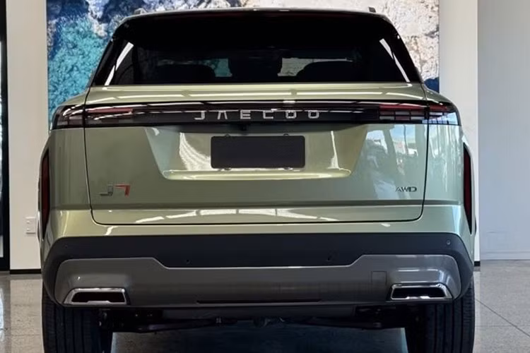 Ngoài hệ dẫn động 4 bánh toàn thời gian, Jaecoo J7 AWD Individual còn sở hữu trang bị khá đầy đủ. Bên trong khoang nội thất của xe vẫn giữ nguyên phong cách sang trọng và hiện đại của dòng J7.