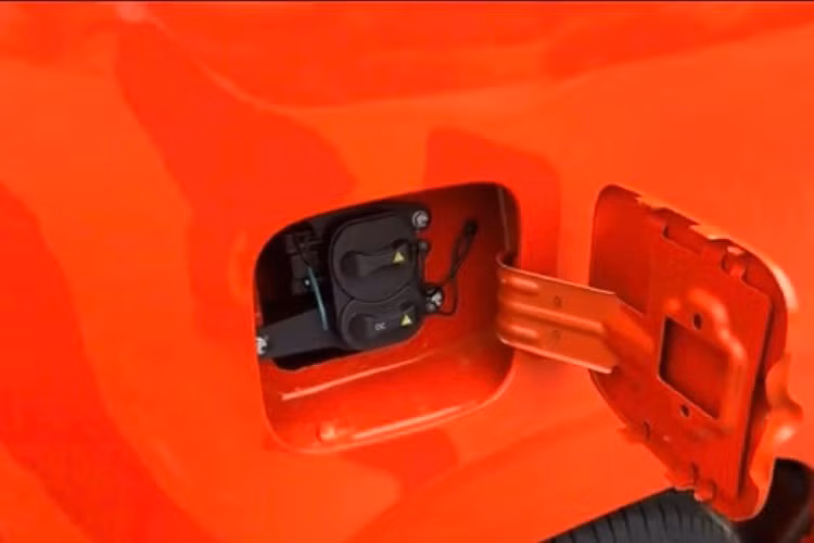 VinFast EC Van là mẫu xe tải thuần điện hướng tới nhu cầu vận chuyển hàng hóa trong đô thị. Bản chạy thử bị bắt gặp trước đó có ngoại thất gần như giống hệt ảnh đồ họa; riêng cụm đèn hậu được điều chỉnh, sử dụng chóa halogen và tay nắm cửa được đổi sang loại giật lẫy thuận tiện cho việc thao tác.