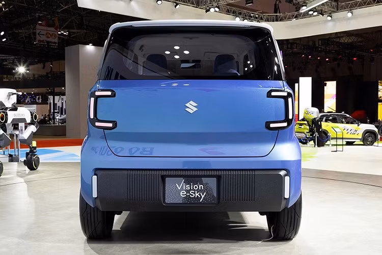 Hiện tại, thông tin chi tiết về mẫu xe điện này vẫn còn khá ít. Hãng Suzuki xác nhận Vision e-Sky có phạm vi di chuyển tối đa hơn 270 km. Đây là con số ấn tượng đối với một mẫu xe điện như Suzuki Vision e-Sky.