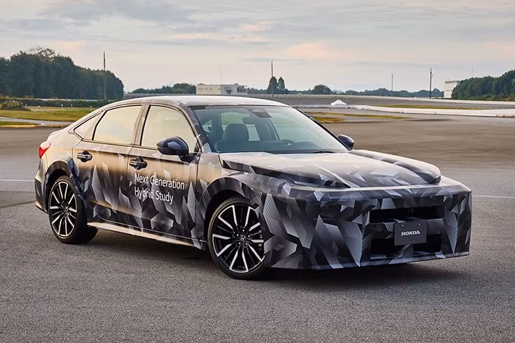 Theo lộ trình của Honda, các mẫu xe HEV thế hệ mới sẽ bắt đầu ra mắt từ năm 2027, bao gồm Civic thế hệ mới, với khung gầm được thiết kế lại hoàn toàn. So với thế hệ hiện tại, nền tảng mới nhẹ hơn khoảng 90 kg nhờ kỹ thuật tối ưu hóa khả năng chịu xoắn thân xe, giúp cải thiện độ ổn định và độ bám đường khi vận hành.