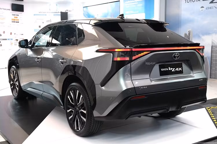 Toyota bZ4X Minorchange sở hữu chiều dài 4.690 mm, rộng 1.860 mm, cao 1.650 mm và chiều dài cơ sở 2.850 mm. Dù nhỏ hơn một số đối thủ như Tesla Model Y hay XPENG G6, mẫu xe này vẫn đảm bảo không gian nội thất rộng rãi và linh hoạt cho người dùng đô thị.