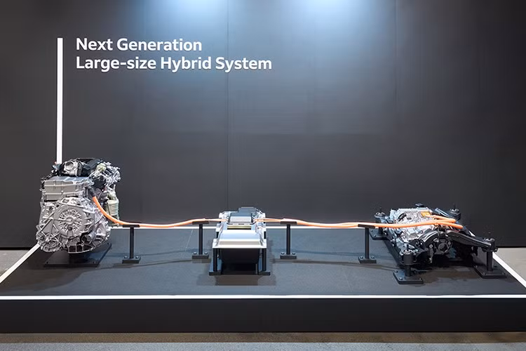 Xe sử dụng nền tảng riêng phát triển từ dòng N-Series, tích hợp pin mỏng đặt giữa khung sàn giúp trọng tâm thấp, tăng độ ổn định và cảm giác lái chính xác.