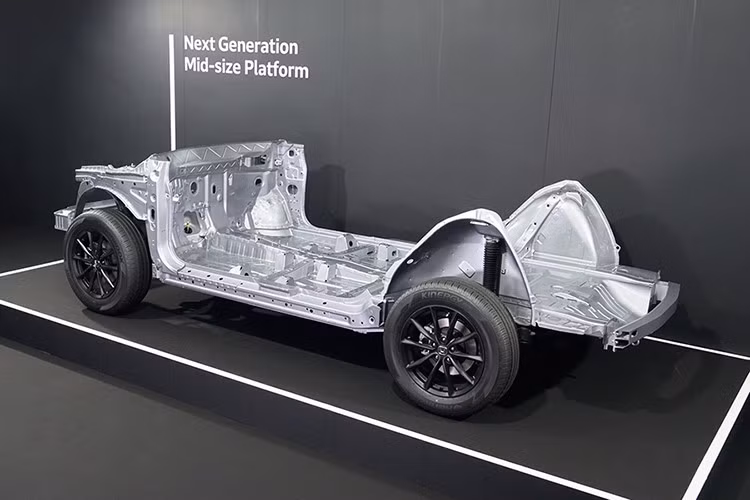 Động cơ xăng 6 xi-lanh sẽ kết hợp cùng mô-tơ điện và pin hiệu suất cao nhằm mang lại khả năng tăng tốc mạnh mẽ hơn 10%, tiết kiệm nhiên liệu hơn 30% và vận hành êm ái, phù hợp với các dòng xe D-segment trở lên.