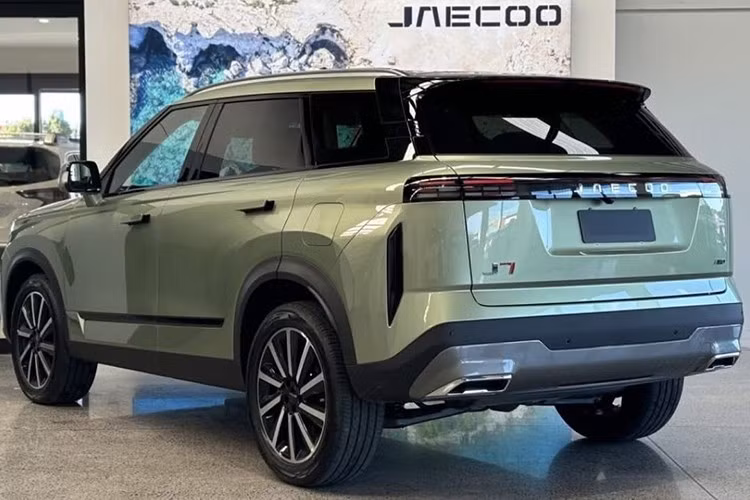 Về mặt thiết kế, Jaecoo J7 AWD Individual không thay đổi so với 2 phiên bản còn lại của dòng SUV cỡ C này. Tuy nhiên, xe có thêm lựa chọn màu ngoại thất mới là Xanh Jungle, bên cạnh 3 lựa chọn quen thuộc gồm Đen Carbon, Trắng Diamond và Bạc Moonlight.