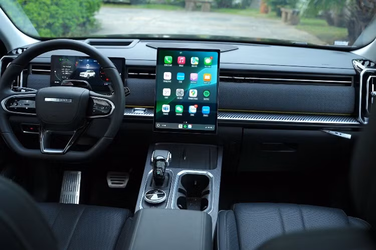 Xe được trang bị màn hình giải trí trung tâm được nâng cấp lên 14,8 inch; hệ thống âm thanh Sony 8 loa, cửa sổ trời toàn cảnh, hệ thống đèn viền nội thất, điều hòa tự động lọc bụi mịn, ghế lái chỉnh điện nhớ vị trí, sạc không dây, cốp điện rảnh tay, hộc chứa đồ làm mát.