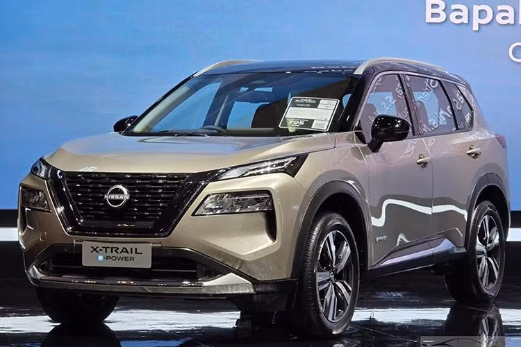 Đáng chú ý, Nissan sẽ nhập khẩu X-Trail e-POWER e-4ORCE nguyên chiếc từ Nhật Bản, tương tự mẫu SERENA e-POWER C28 đã ra mắt tại Thái Lan vào năm 2024. Dự kiến, mức giá của X-Trail sẽ cao hơn đôi chút so với SERENA, phản ánh đúng định vị sản phẩm tại thị trường Nhật.