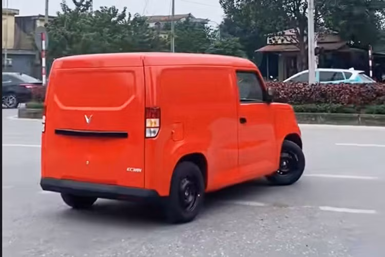 Giá bán niêm yết của mẫu xe tải điện Vinfats EC Van 2026 sẽ là 285 triệu đồng, khiến mẫu xe này trở thành một trong những mẫu ôtô điện rẻ nhất thị trường Việt Nam hiện nay và thấp hơn nhiều so với các đối thủ cùng phân khúc.