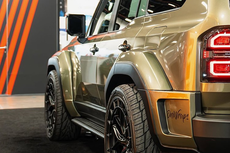 Dưới nắp ca-pô, chiếc Land Cruiser vẫn sở hữu động cơ hybrid tăng áp 2.4L i-FORCE MAX, sản sinh 326 mã lực và 630 Nm mô-men xoắn, đi kèm hộp số tự động 8 cấp và hệ dẫn động bốn bánh toàn thời gian. Ở các thị trường khác, xe vẫn có tùy chọn động cơ xăng hoặc diesel yếu hơn.