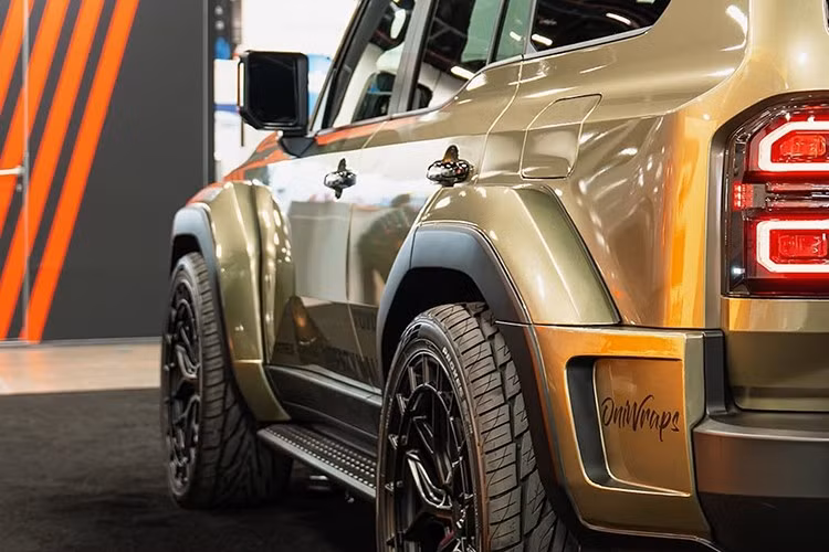 Dưới nắp ca-pô, chiếc Land Cruiser vẫn sở hữu động cơ hybrid tăng áp 2.4L i-FORCE MAX, sản sinh 326 mã lực và 630 Nm mô-men xoắn, đi kèm hộp số tự động 8 cấp và hệ dẫn động bốn bánh toàn thời gian. Ở các thị trường khác, xe vẫn có tùy chọn động cơ xăng hoặc diesel yếu hơn.