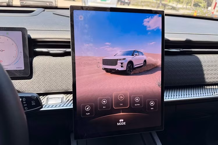 Jaecoo J7 AWD Individual sở hữu hệ thống camera toàn cảnh 540 độ, cho phép người lái quan sát giả lập khu vực gầm xe 180 độ. Xe còn có màn hình hiển thị thông tin trên kính lái (HUD) và hệ thống giám sát mức độ tập trung của tài xế (DMS), giúp tăng cường sự an toàn trong quá trình vận hành.