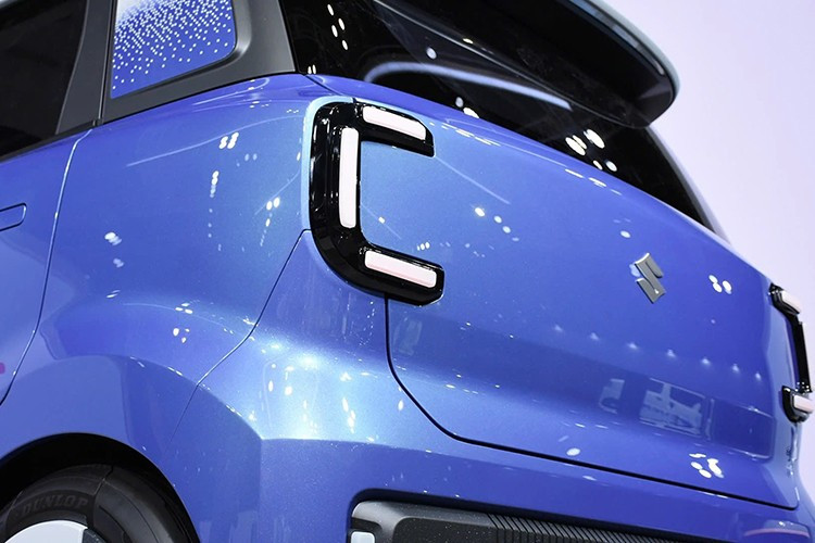 Suzuki Vision e-Sky giữ nguyên nét duyên dáng đặc trưng của dòng xe kei car vốn rất được yêu thích tại thị trường Nhật Bản và thêm vào đó là hơi hướng tương lai. Với những đường nét gọn gàng, dáng cao và vẻ ngoài thân thiện, xe được tạo ra để nổi bật trong môi trường đô thị. Kích thước nhỏ gọn không chỉ giúp xe linh hoạt khi di chuyển mà còn tăng tính thẩm mỹ như minh chứng cho việc “nhỏ nhưng vẫn có thể rất phong cách”.