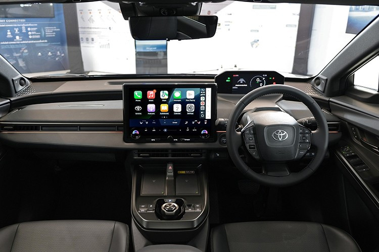 Khoang nội thất được trang bị ghế da chỉnh điện 8 hướng, bộ nhớ vị trí ghế và gương chiếu hậu, ghế sau gập tách 60:40 và có thể ngả lưng. Xe tích hợp hệ thống điều hòa tự động hai vùng, lọc bụi PM2.5 và công nghệ làm sạch không khí Nanoe. Cụm đồng hồ là màn hình kỹ thuật số 7 inch, gương chiếu hậu dạng camera điện tử, cùng hệ thống đèn viền nội thất tùy chỉnh 64 màu.