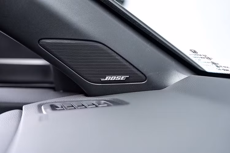 Về sức mạnh, Honda CR-V e:HEV 2025 tiếp tục sử dụng hệ truyền động hybrid i-MMD, kết hợp giữa động cơ xăng 2.0L chu trình Atkinson và hai mô-tơ điện đồng bộ AC nam châm vĩnh cửu, đi cùng bộ pin lithium-ion. Tổng công suất toàn hệ thống đạt 207 mã lực và mô-men xoắn cực đại 335 Nm ở dải vòng tua thấp.