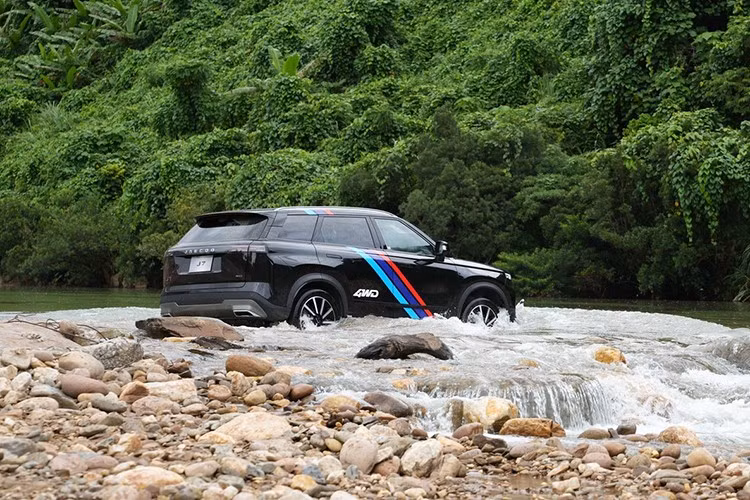 Như vậy, so với phiên bản dẫn động 4 bánh của các đối thủ cùng phân khúc như Honda CR-V L AWD, Kia Sportage 1.6 Turbo Signature AWD, Hyundai Tucson 1.6 Turbo hay Mazda CX-5 2.5L Signature, Jaecoo J7 AWD Individual rẻ hơn đáng kể.