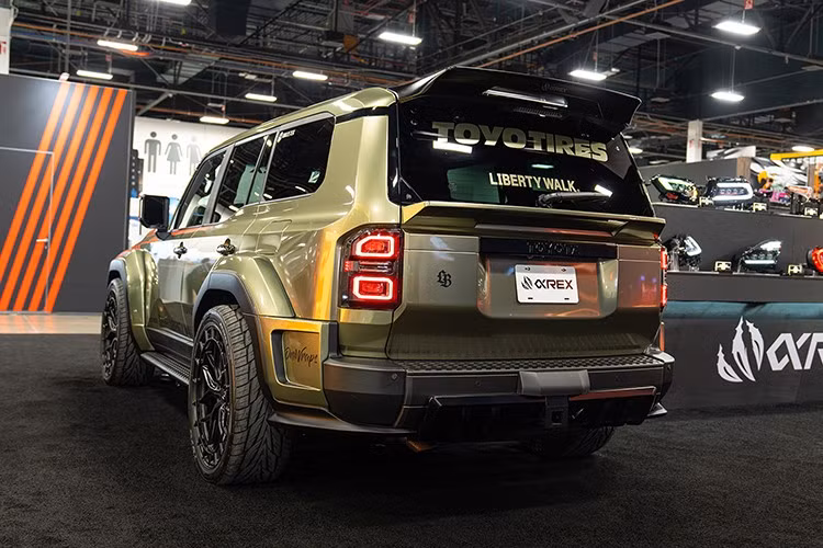 Theo trang chủ của Liberty Walk, gói bodykit đầy đủ có giá 8.800 USD (khoảng 231,57 triệu đồng), còn bộ mâm 24 inch Vossen riêng có giá 14.850 USD (tương đương 390,77 triệu đồng).