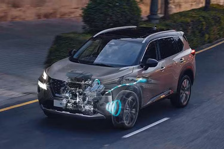 Sự kết hợp này tạo nên hệ dẫn động e-4ORCE 4WD, cho phép X-Trail thích ứng linh hoạt với nhiều loại địa hình. Xe sử dụng khung gầm C-SUV, cạnh tranh trực tiếp với những cái tên đình đám như Honda CR-V hay Toyota RAV4.