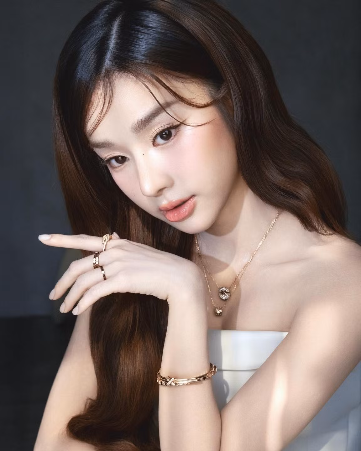 Ở ngoài đời, Thư Đan lại khiến dân mạng "đứng ngồi không yên" trước sự dễ thương, đáng yêu và ngọt ngào hơn hẳn. Cô nàng sở hữu nụ cười rạng rỡ và ánh mắt biết nói, mang đến cảm giác gần gũi và thân thiện. Ảnh sử dụng trong bài: FBNV