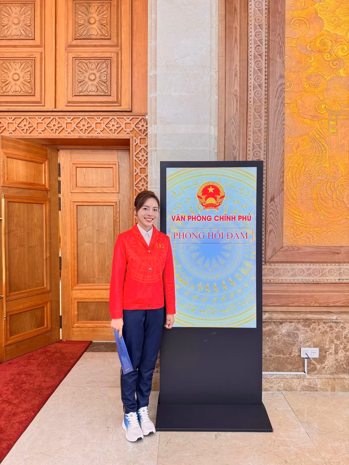 Trong lễ xuất quân của Đoàn Thể thao Việt Nam tham dự SEA Games 33, nữ xạ thủ Phí Thanh Thảo trở thành tâm điểm chú ý khi xuất hiện với diện mạo chỉn chu, rạng rỡ và tràn đầy khí thế. Loạt hình ảnh được chia sẻ nhanh chóng khiến cộng đồng mạng dành nhiều lời khen bởi vẻ đẹp dịu dàng nhưng vẫn toát lên sự mạnh mẽ, bản lĩnh của một nữ vận động viên quốc gia.