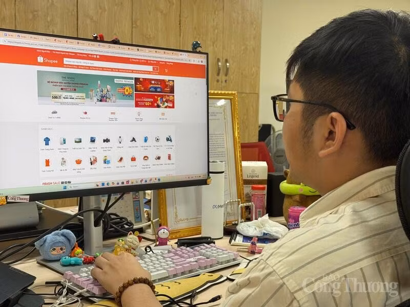 Người trẻ ngày nay thường xuyên mua hàng trên các sàn thương mại điện tử. Ảnh: Minh Trang