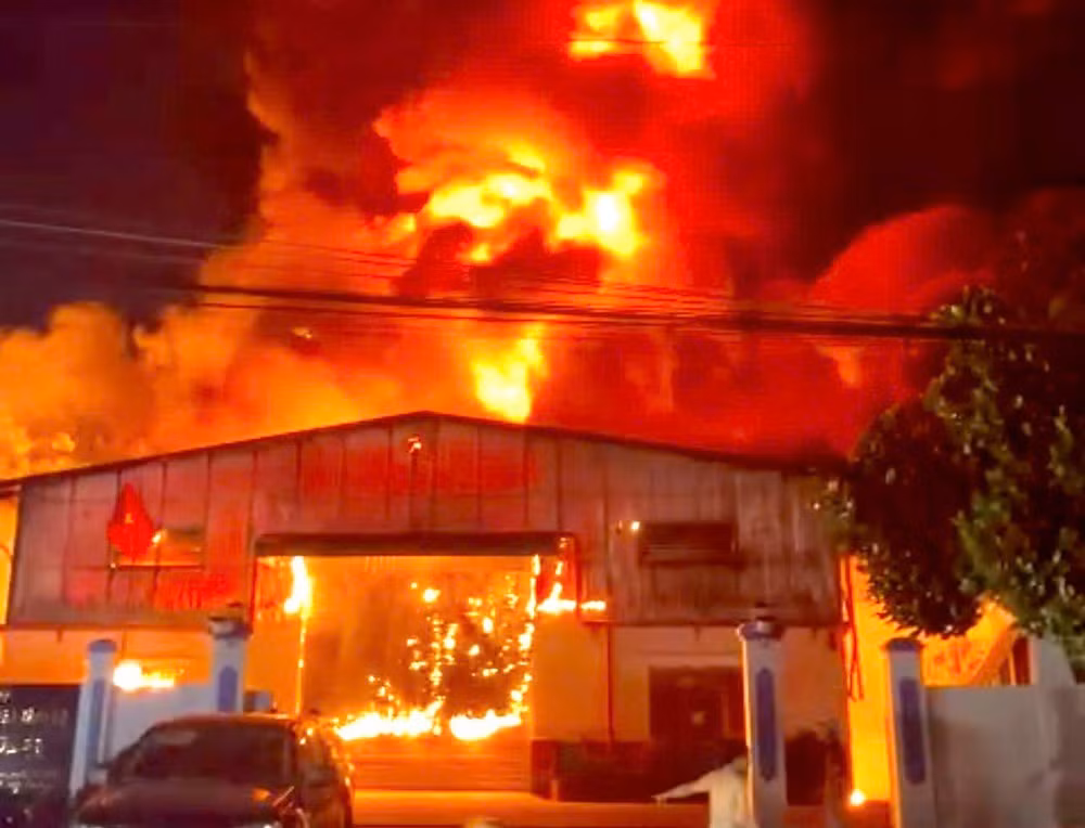 Ngọn lửa bùng phát dữ dội bên trong công ty sơn trên đường DT748, kèm theo nhiều tiếng nổ lớn. Ảnh cắt từ clip