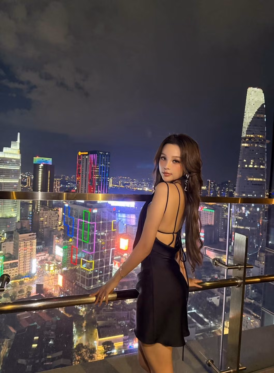 Dù đã ít hoạt động showbiz hơn trước, 'phú bà' vẫn giữ được nhan sắc đỉnh cao cùng phong độ thời trang khiến bao người phải ngưỡng mộ.