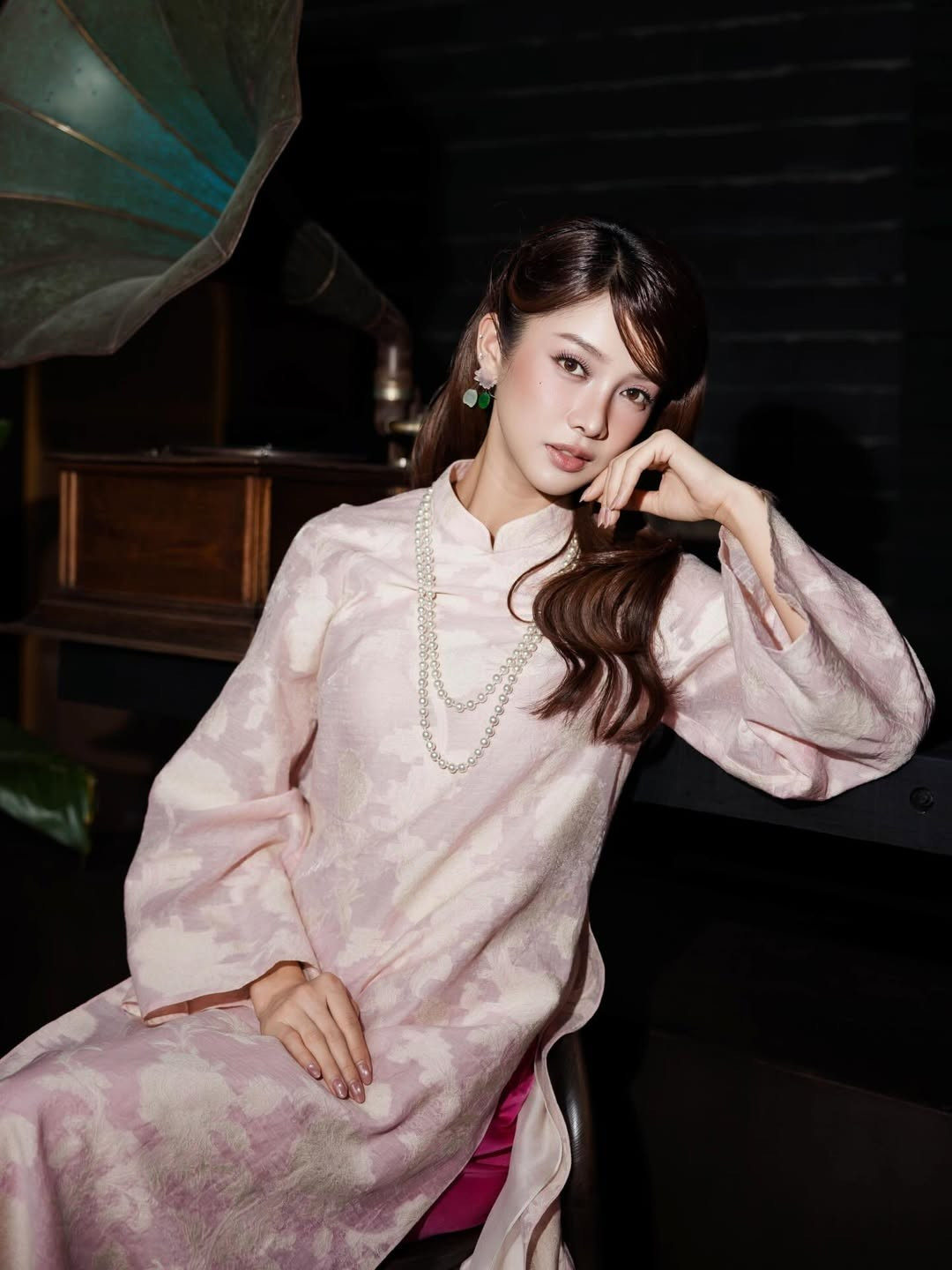 Vẻ đẹp dịu dàng pha nét cổ điển cùng thần thái sang trọng giúp người đẹp sinh năm 1995 là Trình Mỹ Duyên được nhận xét là một trong những gương mặt nổi bật của “đường đua áo dài” thời gian gần đây.