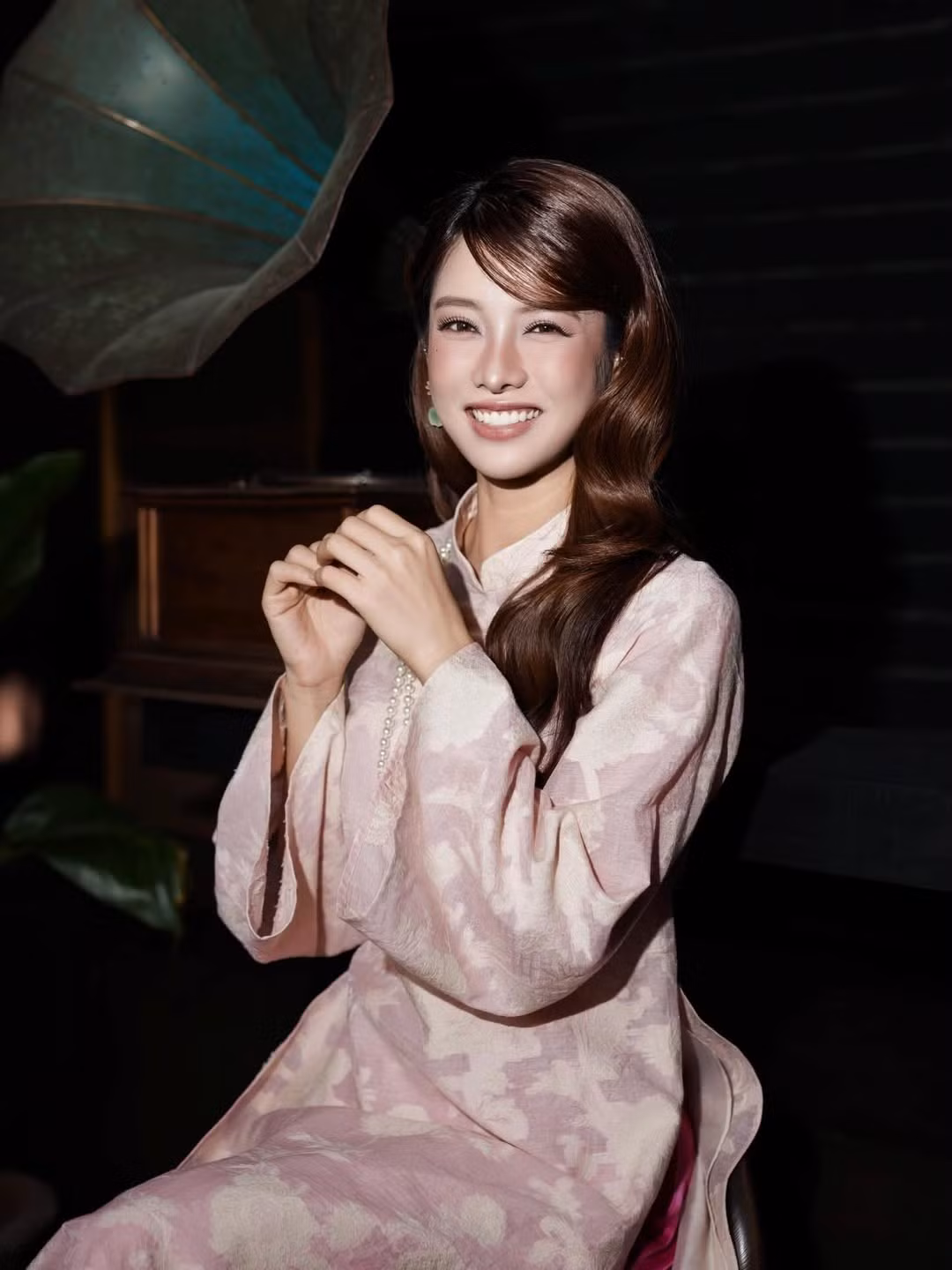 Trong loạt ảnh vừa được chia sẻ, Trình Mỹ Duyên lựa chọn thiết kế áo dài gam hồng pastel nhẹ nhàng, kết hợp chất liệu vải bay mềm tạo hiệu ứng thướt tha theo từng chuyển động. Phom dáng kín đáo tôn lên vóc dáng thanh mảnh, trong khi phần cổ áo cao truyền thống mang đến nét đẹp đậm chất Á Đông.