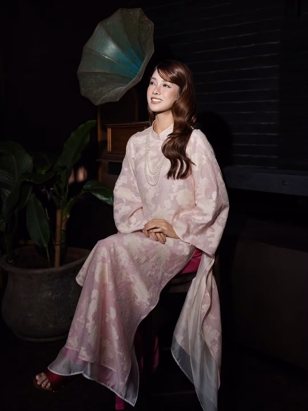 Không chỉ gây ấn tượng ở ngoại hình, thần thái của Trình Mỹ Duyên trong bộ ảnh cũng được đánh giá cao. Khi thì ánh nhìn trầm lắng, cổ điển, lúc lại rạng rỡ, tươi tắn, cô cho thấy khả năng biến hóa linh hoạt trước ống kính. Chính điều này giúp bộ ảnh không đơn thuần là thời trang, mà còn mang màu sắc điện ảnh, đậm chất hoài niệm.