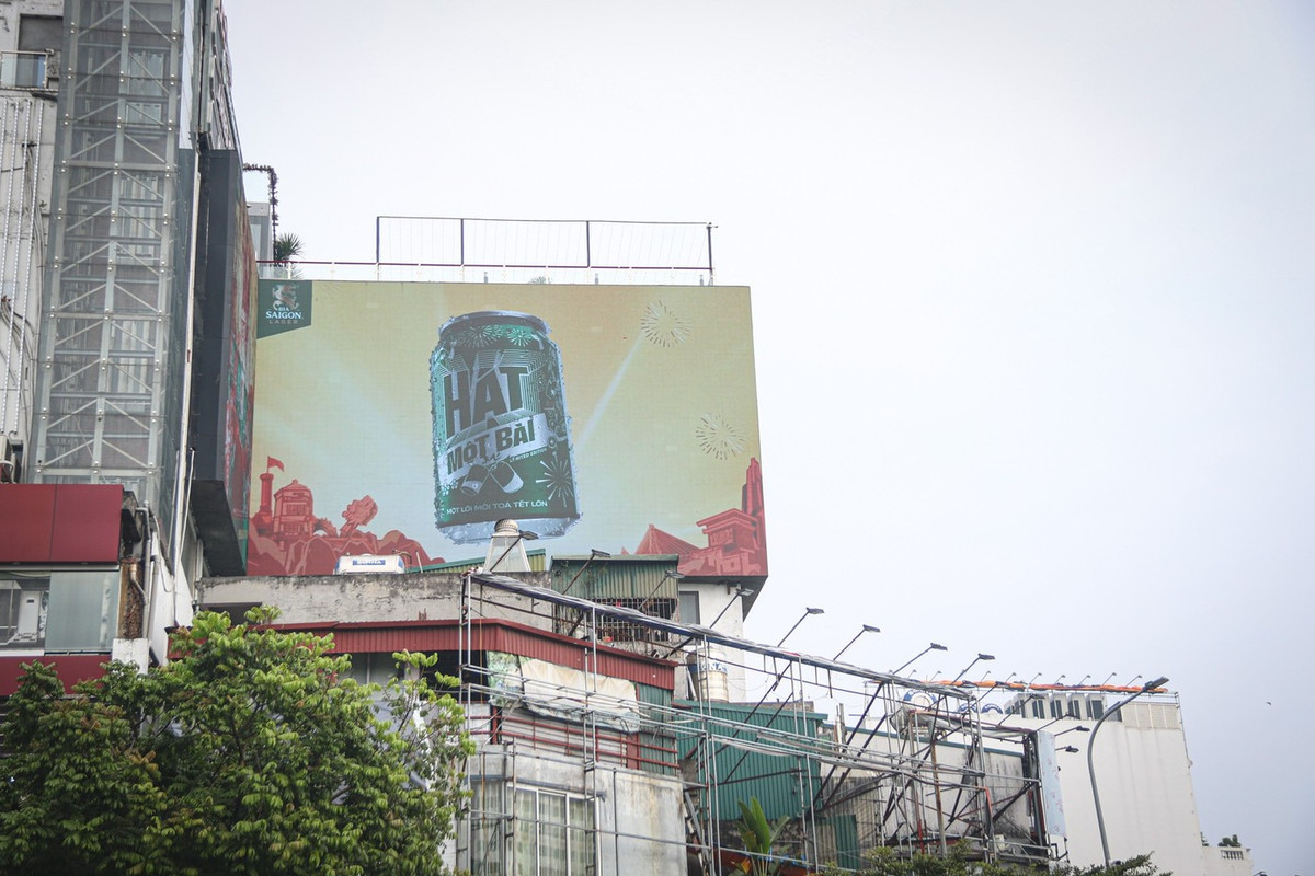 Biển quảng cáo che kín tầng 2, 3 của một căn nhà trên đường Đê La Thành.