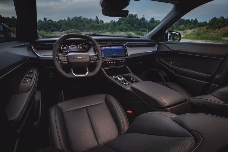 Bên trong Jeep Cherokee 2026, tất cả các phiên bản đều được trang bị bảng đồng hồ kỹ thuật số đa sắc 10,25 inch, màn hình thông tin giải trí 12,3 inch, hỗ trợ kết nối Apple CarPlay/Android Auto không dây và hệ thống UConnect 5.