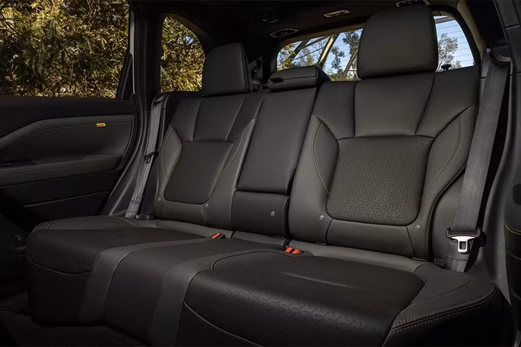 Ngoài ra, khách hàng có thể nâng cấp thêm gói trang bị trị giá 2.200 USD bao gồm hệ thống định vị GPS, dàn âm thanh cao cấp 11 loa Harman Kardon, bảng đồng hồ kỹ thuật số 12,3 inch và cốp sau chỉnh điện.