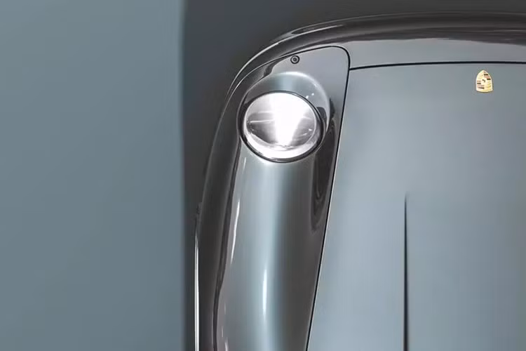 Từ đó, thân xe được tái thiết kế với các tấm sợi carbon, giữ nguyên bóng dáng vượt thời gian của 993 nhưng vay mượn một số nét tinh tế từ phiên bản Turbo S.