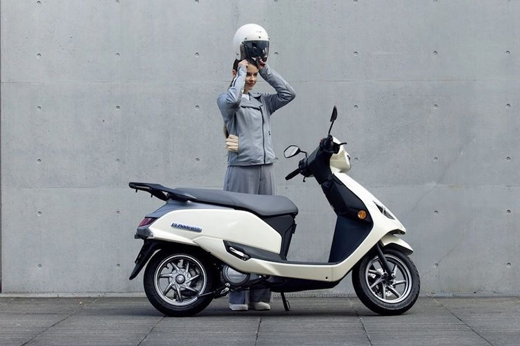 Dựa trên nhiều nguồn tin nội bộ, chuyên trang xe Rushlane mới đây cho biết xe máy điện Suzuki e-Access 2025 có thể sẽ chính thức được bán ra ngay trong tháng 9/2025. Như vậy, ngày được sở hữu mẫu xe máy điện Suzuki đã không còn xa vời.