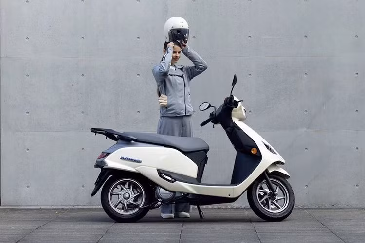 Dựa trên nhiều nguồn tin nội bộ, chuyên trang xe Rushlane mới đây cho biết xe máy điện Suzuki e-Access 2025 có thể sẽ chính thức được bán ra ngay trong tháng 9/2025. Như vậy, ngày được sở hữu mẫu xe máy điện Suzuki đã không còn xa vời.