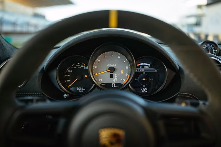 Nội thất được bọc da đen và vải Race-Tex, với các chi tiết màu cam sáng nổi bật trên nền ngoại thất. Đường viền, thêu và thậm chí cả dây đeo cửa đều đồng bộ với tông màu Cam Pastel.