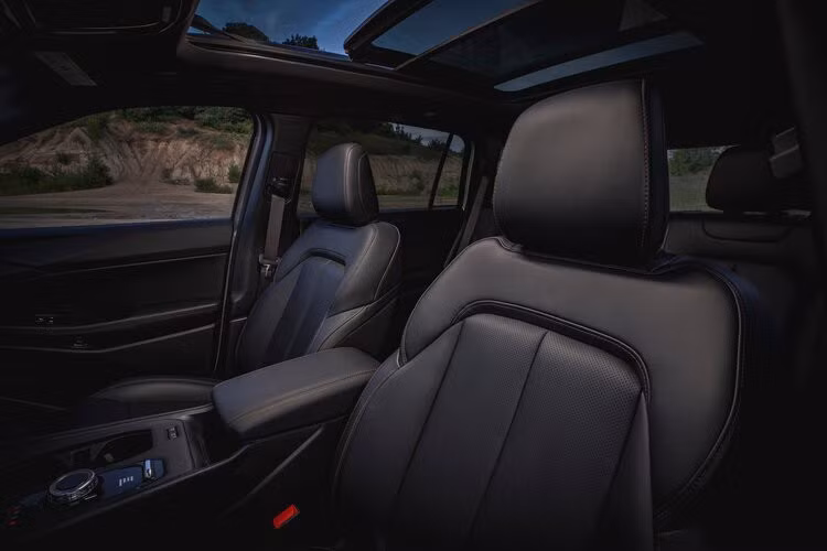 Bên cạnh đó là những trang bị tùy chọn như cửa sổ trời toàn cảnh, cốp điện tích hợp cảm biến đá cốp với tùy chỉnh độ cao, camera 360 độ, gương chiếu hậu kỹ thuật số, ghế trước thông gió, ghế sau sưởi, camera quan sát bánh trước, hệ thống âm thanh cao cấp và trợ lý ảo Alexa.