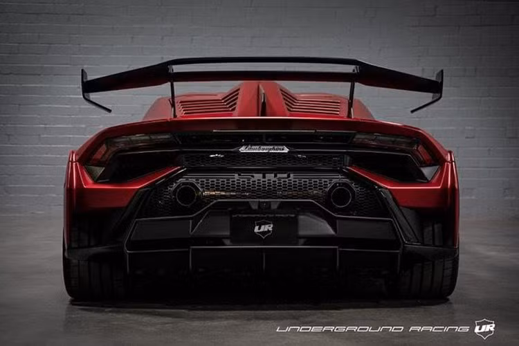 Siêu xe sở hữu lớp sơn đỏ mờ, nhiều chi tiết màu đen, mâm xe đen, và trông hoàn hảo khi tháo cản sau, lộ ra bộ ống xả vàng đẹp mắt.